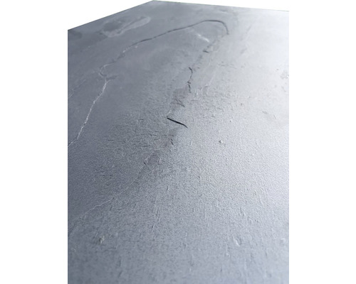 Detailný pohľad na bridlicovú dosku.