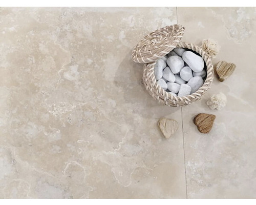 Béžové podlahové dlaždice s ozdobnými kameňmi v košíku