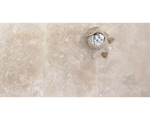 Béžové dlaždice z prírodného kameňa s košíkom a ozdobnými srdiečkami