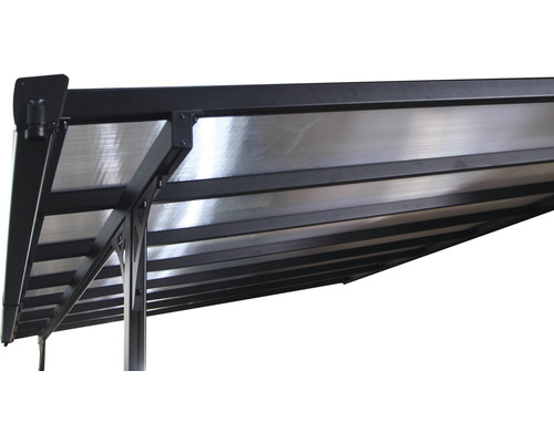 Detailný pohľad na altánok s priehľadnou strechou