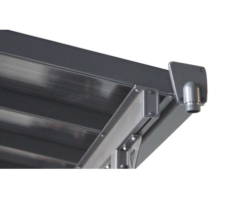 Detailný pohľad na terasové zastrešenie s kovovým rámom a odvodňovacím systémom