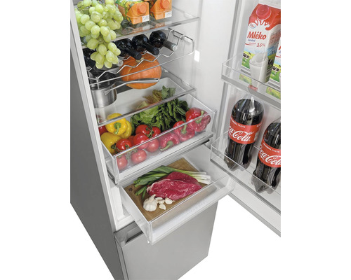 Vnútro chladničky s potravinami, ako je zelenina, ovocie a nápoje