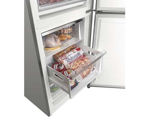 Plný mrazák s pizzou, zmrzlinou a kurčaťom