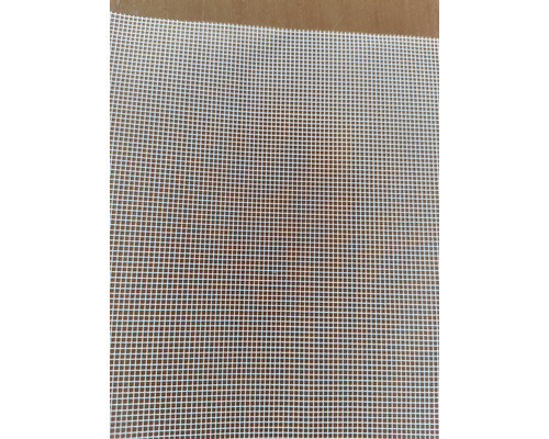 Detailný záber plastovej siete proti hmyzu