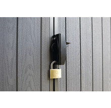 Zámok s visiacim zámkom na drevených dverách