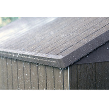 Detailný pohľad na záhradný domček v daždi