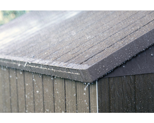 Detailný pohľad na záhradný domček v daždi