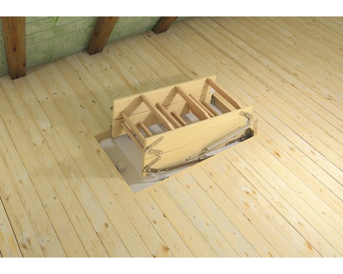 Rozložené drevené podkrovné schody v podkroví