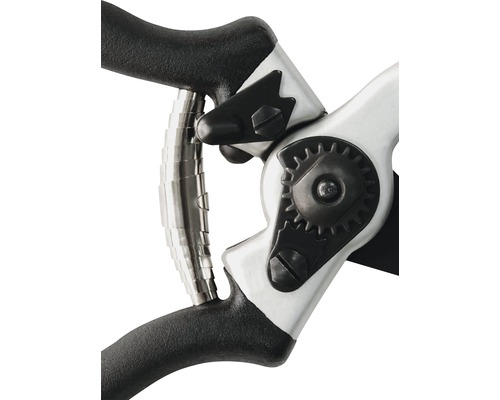 Detailný záber nožníc na konáre s čiernou rukoväťou a striebornými kovovými prvkami