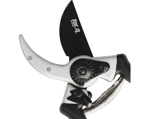 Záhradné nožnice s čiernou čepeľou a striebornou hlavou.