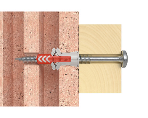 Univerzálna hmoždinka so skrutkou v stene a drevenej doske