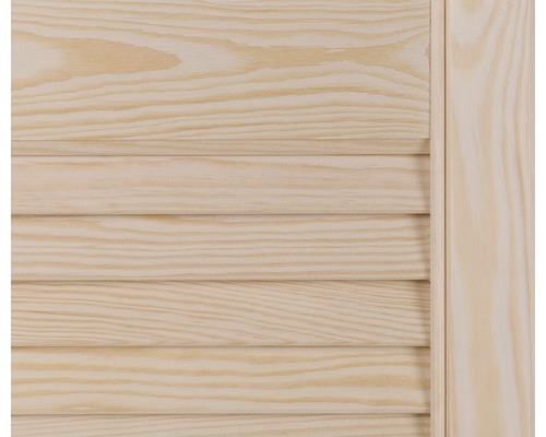 Detailný pohľad na drevenú okennú žalúziu