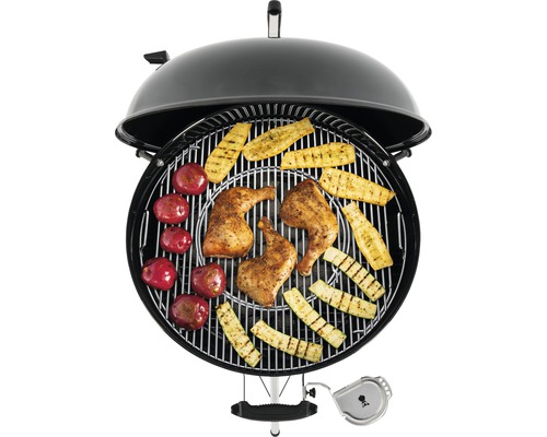 Guľový gril s grilovaným kuraťom, cuketou a zemiakmi.