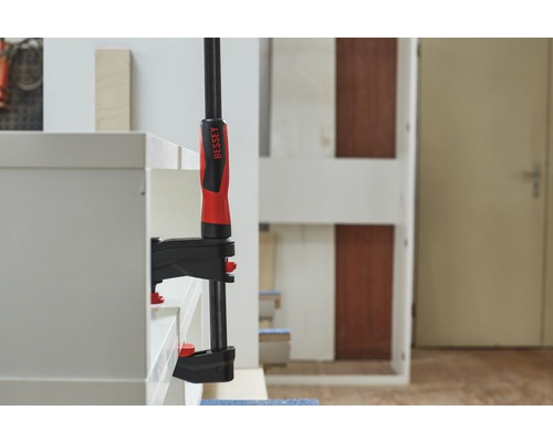 Logo BESSEY, skrutková svorka upevňuje obrobok