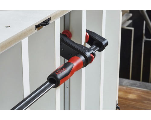 Logo BESSEY. Dva obrobky sú upevnené skrutkovou svorkou.