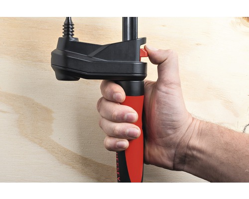 Ruka obsluhujúca zverák ovládaný jednou rukou