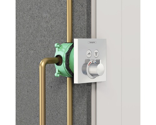 Podomietkový termostat so zlatými rúrkami do sprchy