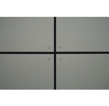Detail panelového stropu s upevňovacími skrutkami