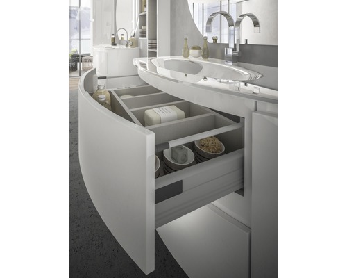 Moderná kúpeľňa s otvoreným zásuvkovým prvkom na ukladanie kúpeľňových potrieb