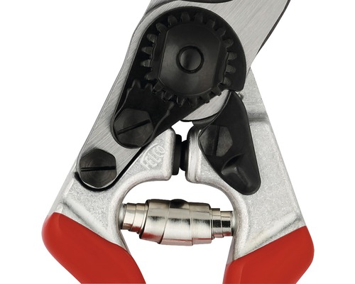 Detailný záber záhradných nožníc s čiernym ozubeným prevodom a červenou rukoväťou