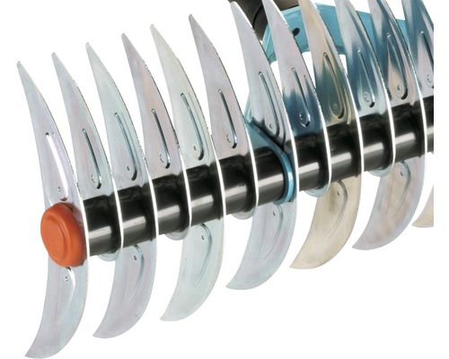 Detailný záber prevzdušňovača s rotujúcimi nožmi na odstránenie trávnej plsti