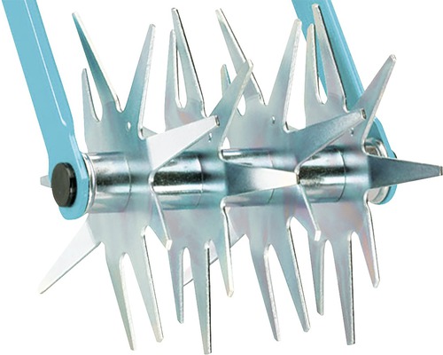 Detailný pohľad na prevzdušňovač trávnika s valcami