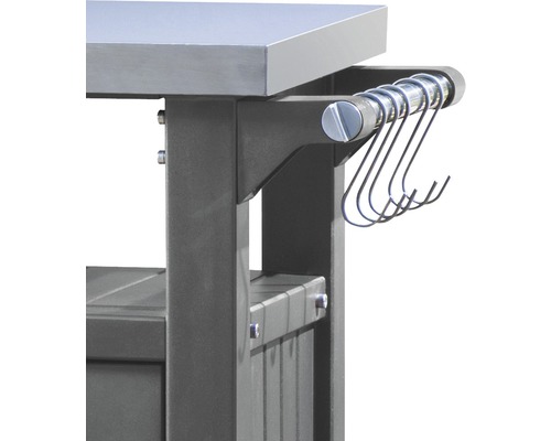 Detailný pohľad na záhradný stôl s pracovnou doskou a lištou na háčiky.