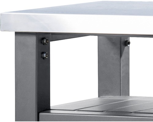 Detail kovového pracovného stola so skrutkovým upevnením