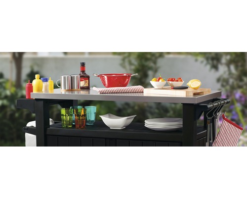 Grilovací vozík s doskou z nehrdzavejúcej ocele, riad a prísady vonku