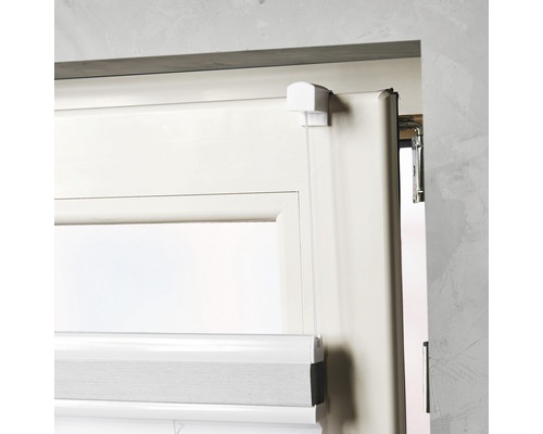 Detail rolety na okennom ráme.