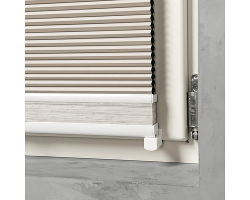 Detailný záber plisé na okne.