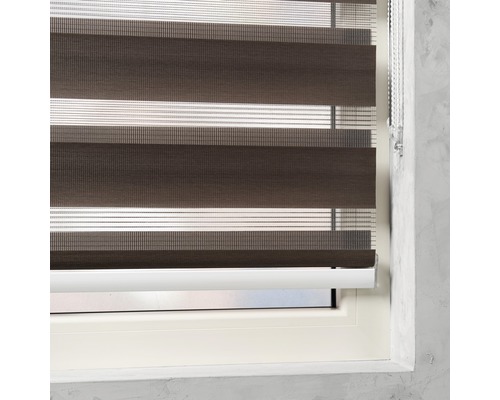 Okno s hnedou pruhovanou roletou