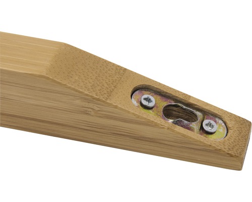 Detailný záber bambusového šatníkového panela so závesným zariadením