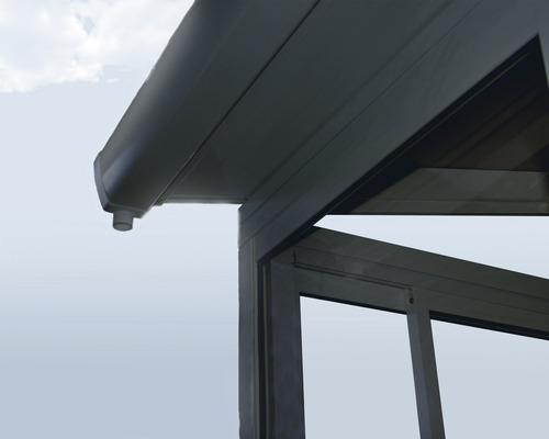 Detail terasy so strechou, odkvapom a oknom