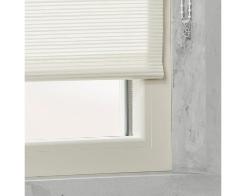 Plisé roleta v okne pre reguláciu svetla