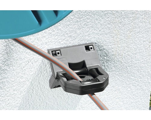 Držiak na záhradnú hadicu na stene so záhradnou hadicou