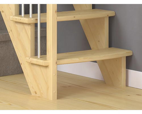 Detail dreveného schodiska so stĺpikmi zábradlia