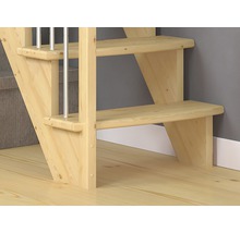 Detailný záber dreveného schodiska s kovovým zábradlím