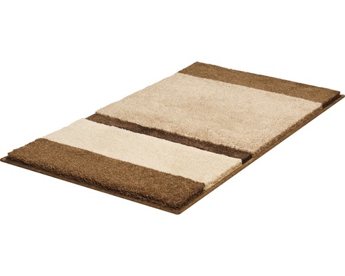 Koberec s pruhovaným vzorom v rôznych odtieňoch hnedej