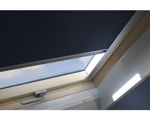 Okno so zatemňovacou roletou