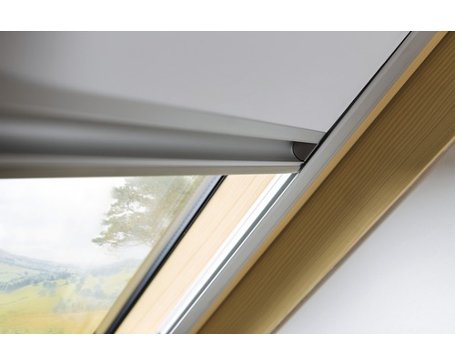 Detail strešného okna so zatemňovacími roletami.