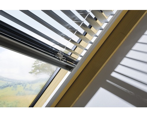 Strešné okno so žalúziou na reguláciu svetla