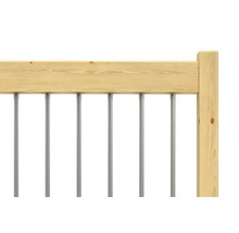 Detailný pohľad na plotový prvok z dreva s kovovými tyčami.