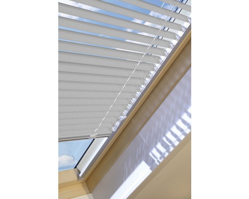 Strešné okenné žalúzie na reguláciu svetla a tienenie