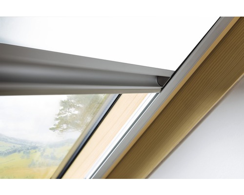 Detail strešného okna so slnečnou ochranou