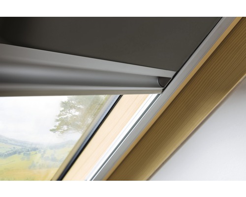 Detail strešného okna so zatemňovacou roletou