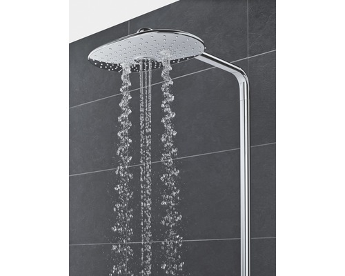 Dažďová sprcha s tečúcou vodou