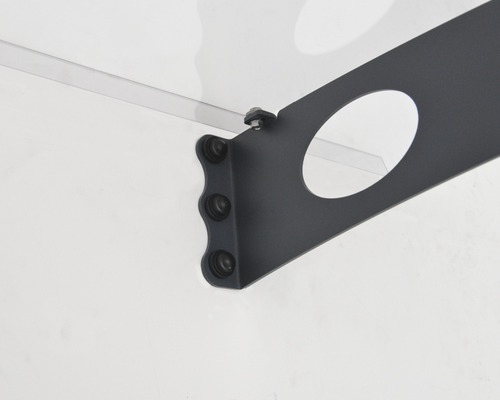 Detailný záber transparentnej markízy s kovovým držiakom