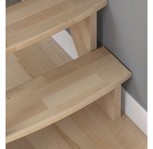 Detailný záber točitého dreveného schodiska.