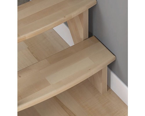 Detailný záber schodiska z dreva.